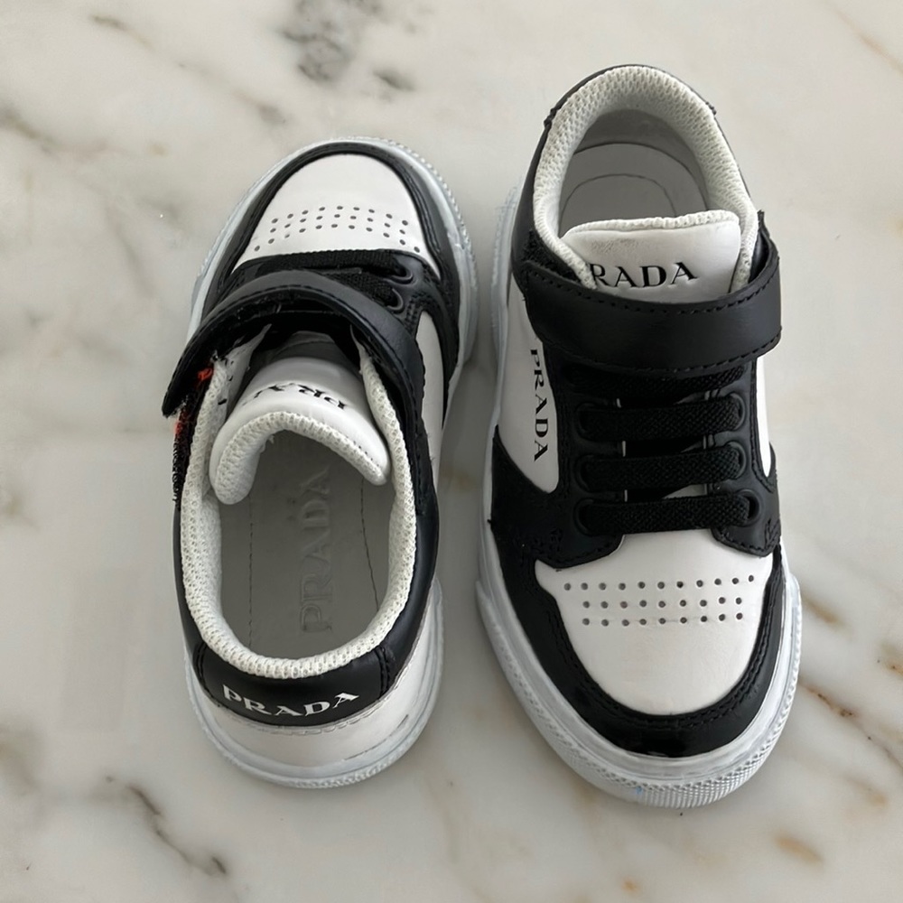 Boys size 25 tennis shoes